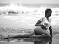 Ireland Baldwin goes completely naked