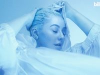 Christina Aguilera receives huge facial