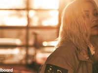 Christina Aguilera receives huge facial