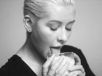 Christina Aguilera receives huge facial