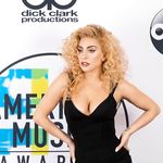 Lady Gaga shows pussy