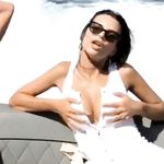Emily Ratajkowski shows shaved pussy