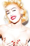 Miley Cyrus shows sexy nude tits