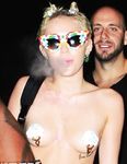 Miley Cyrus shows sexy nude tits