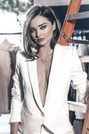 Miranda Kerr goes totally naked