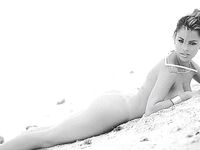 Sofia Vergara poses completely nude