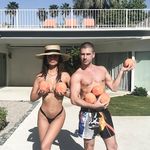 Emily Ratajkowski goes sexy and nude