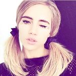 Suki Waterhouse shows pussy
