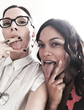 Rosario Dawson poses nude on instagram