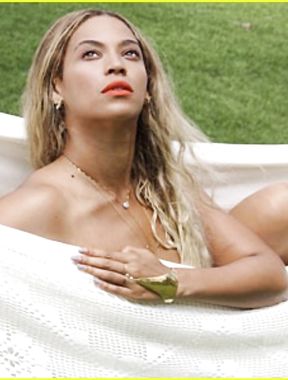 Beyonce Knowles showing off amazing nude boobs