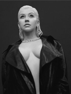 Christina Aguilera completely naked