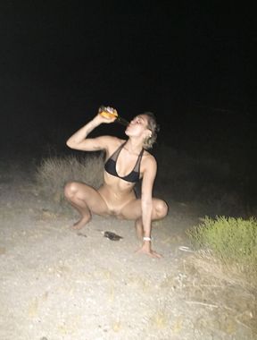 Miley Cyrus caught peeing and sexy nudes