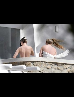 Perrie Edwards oops nude boobs in public