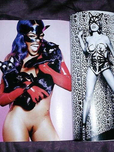 Azealia Banks poses naked for fans