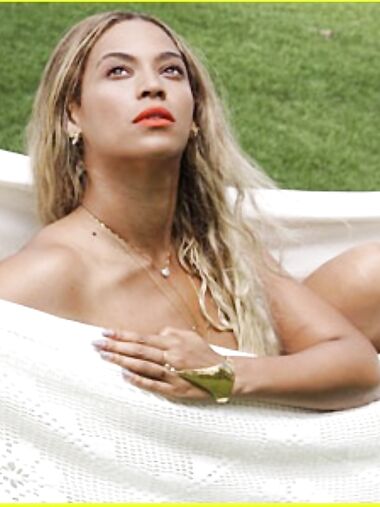 Beyonce Knowles showing off amazing nude boobs