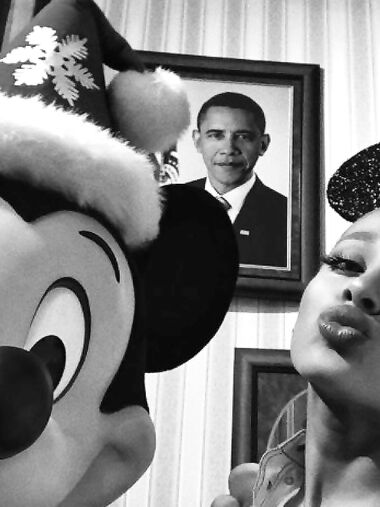 Ariana Grande reveals pussy and naked ass