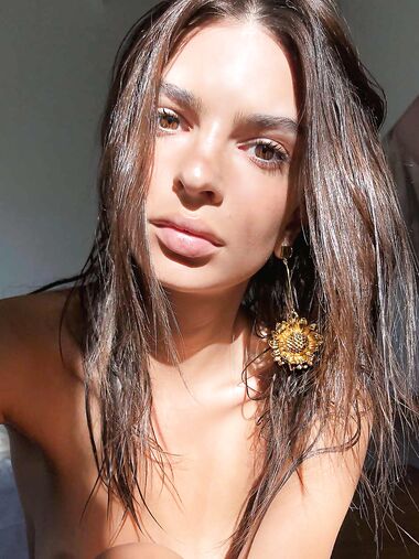 Emily Ratajkowski shows shaved pussy