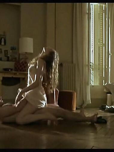 Leelee Sobieski reveals nude boobs and sexy ass