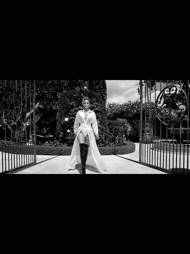 Jennifer Lopez ultimate milf goes nude