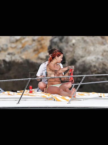 Rita Ora flashes her nude breasts in public
