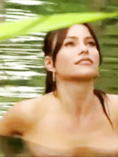 Sofia Vergara shows irresistible naked boobs