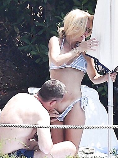 Gillian Anderson oops and young nude pics