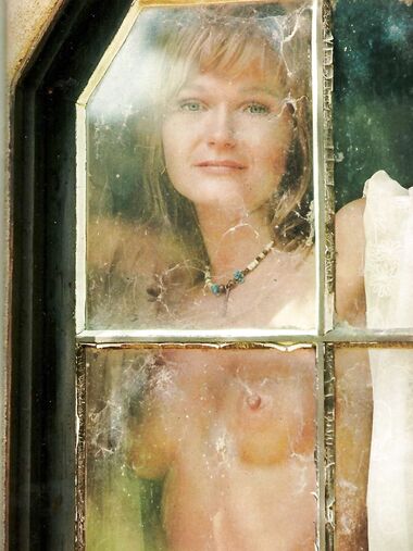 Valerie Perrine shows naked ass