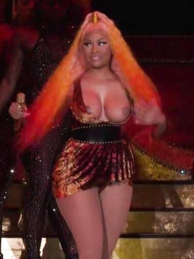 Nicki Minaj shamefull nip-slip and topless pics