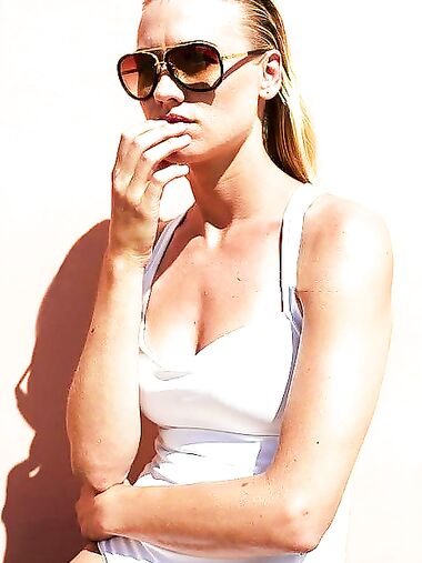 Yvonne Strahovski sexy