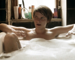 Julia Koschitz, Lena Lauzemis, Anna Julia Kapfelsperger – Unsichtbare Jahre (2015)