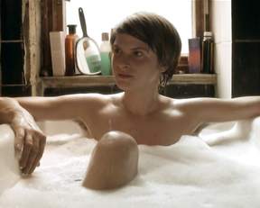 Julia Koschitz, Lena Lauzemis, Anna Julia Kapfelsperger – Unsichtbare Jahre (2015)