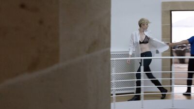 Elizabeth Debicki naked – The Night Manager s01e03 (2016)