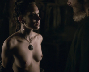 Ida Nielsen, Josefin Asplund – Vikings s04e18 (2017)