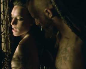 Ida Nielsen, Josefin Asplund – Vikings s04e18 (2017)