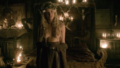 Ida Nielsen, Josefin Asplund – Vikings s04e18 (2017)