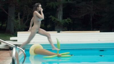 Camille Razat, Elisa Bachir Bey, Inge van Bruystegem, Jade Laroche, Valeria Nicov - Lamour est une fete (2018)