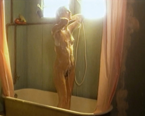 Lidia Brondi nude - O Beijo No Asfalto (1981)