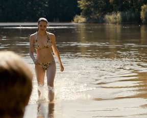 Gina Stiebitz, Lisa Vicari - Dark s02e06 (2019)