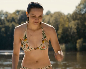 Gina Stiebitz, Lisa Vicari - Dark s02e06 (2019)