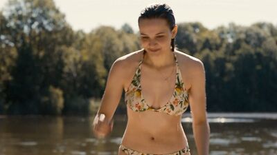Gina Stiebitz, Lisa Vicari - Dark s02e06 (2019)