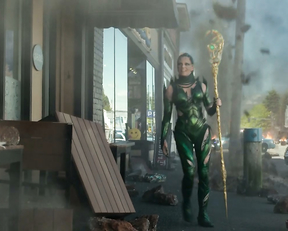 Elizabeth Banks, Naomi Scott - Power Rangers (2017)