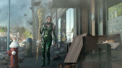 Elizabeth Banks, Naomi Scott - Power Rangers (2017)