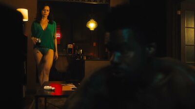 Carla Gugino  - Jett s01e01 (2019)
