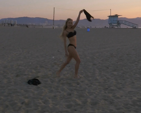 Scarlett Davies, Maria Louis - FollowMe (2019)