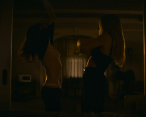 Ellen Page, Zosia Mamet - Tales of the City s01e02e05 (2019)