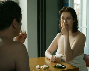 Emmanuelle Devos topless - Arrete ou je continue (2014)