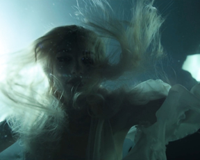 Nalani Wakita, Lisa Chandler - Altered Carbon s01e02 (2018)