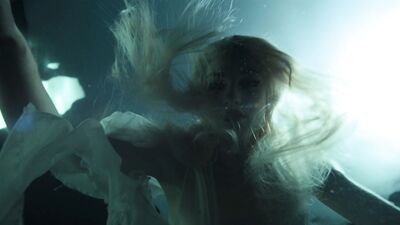 Nalani Wakita, Lisa Chandler - Altered Carbon s01e02 (2018)