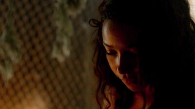 Louise Barnes, Jessica Parker Kennedy – Black Sails s01e04 (2014)