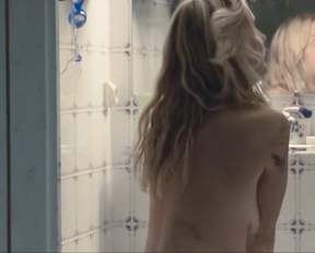 Diane Kruger, Ludivine Sagnier – Pieds nus sur les limaces (2010)